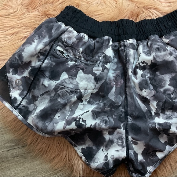 Lululemon Black And White Athletic Short Size 6 - Picture 7 of 9